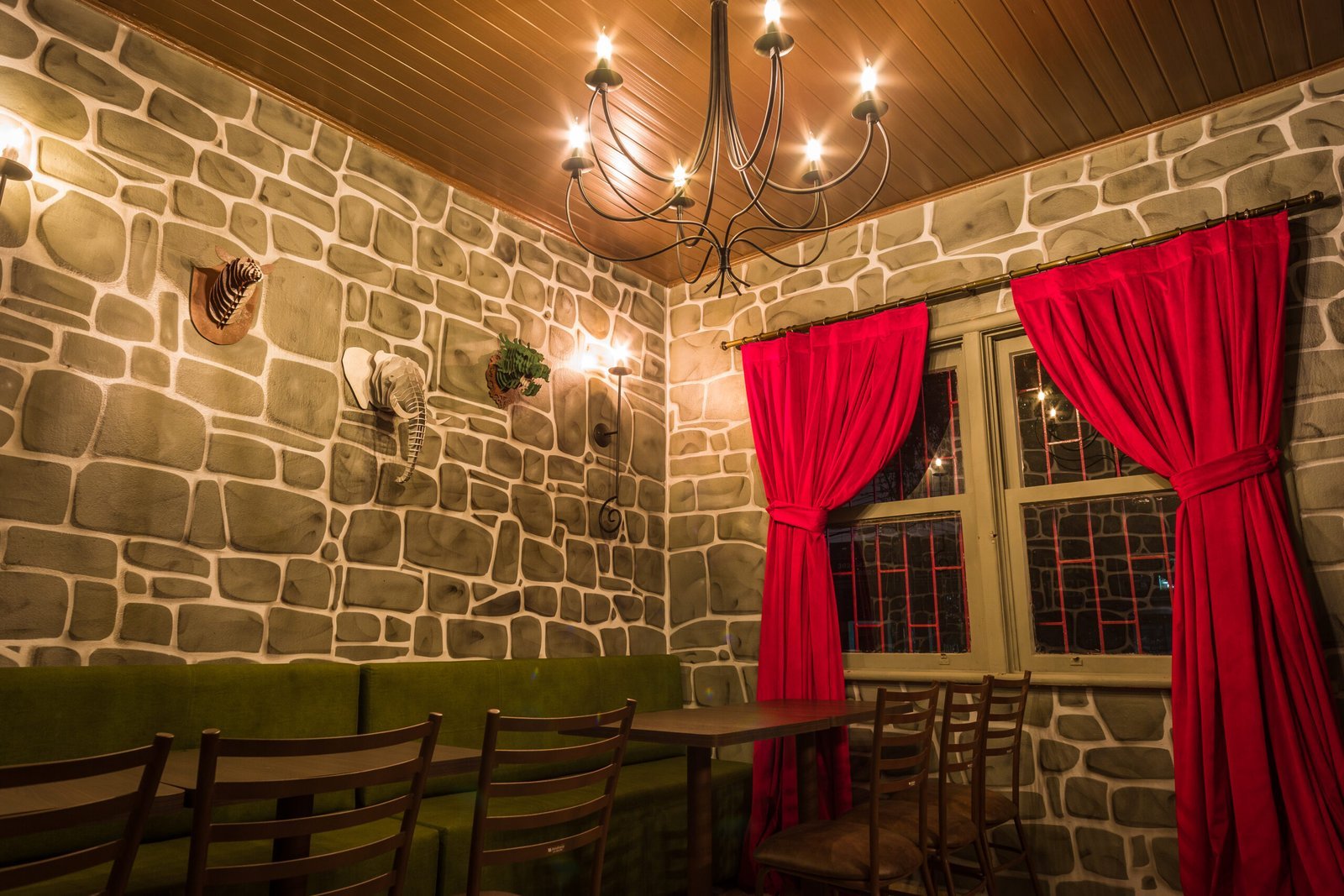 Salão medieval da Taverna do Dragão